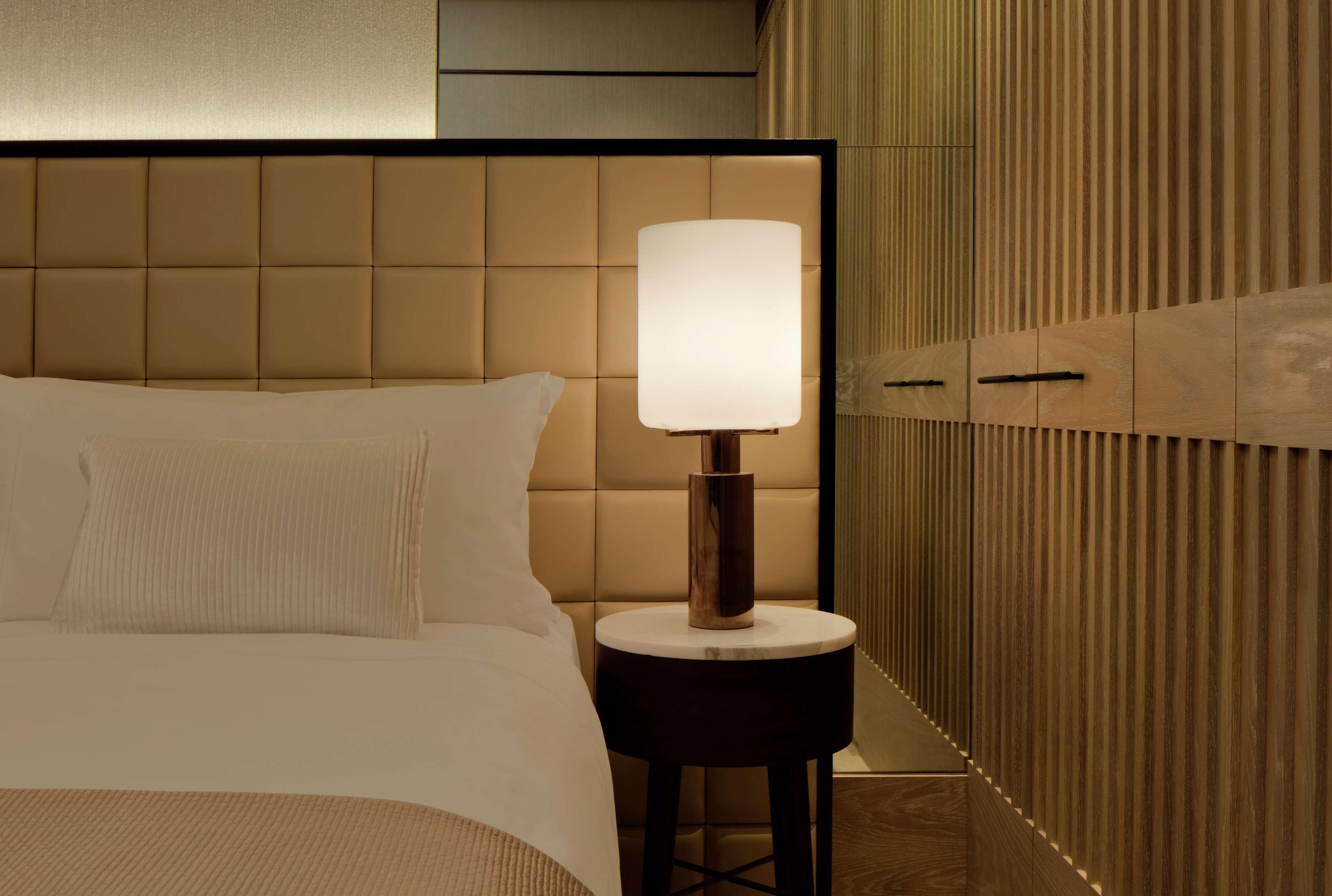 Waldorf Astoria Dubai International Financial Centre Hotell Exteriör bild A table lamp