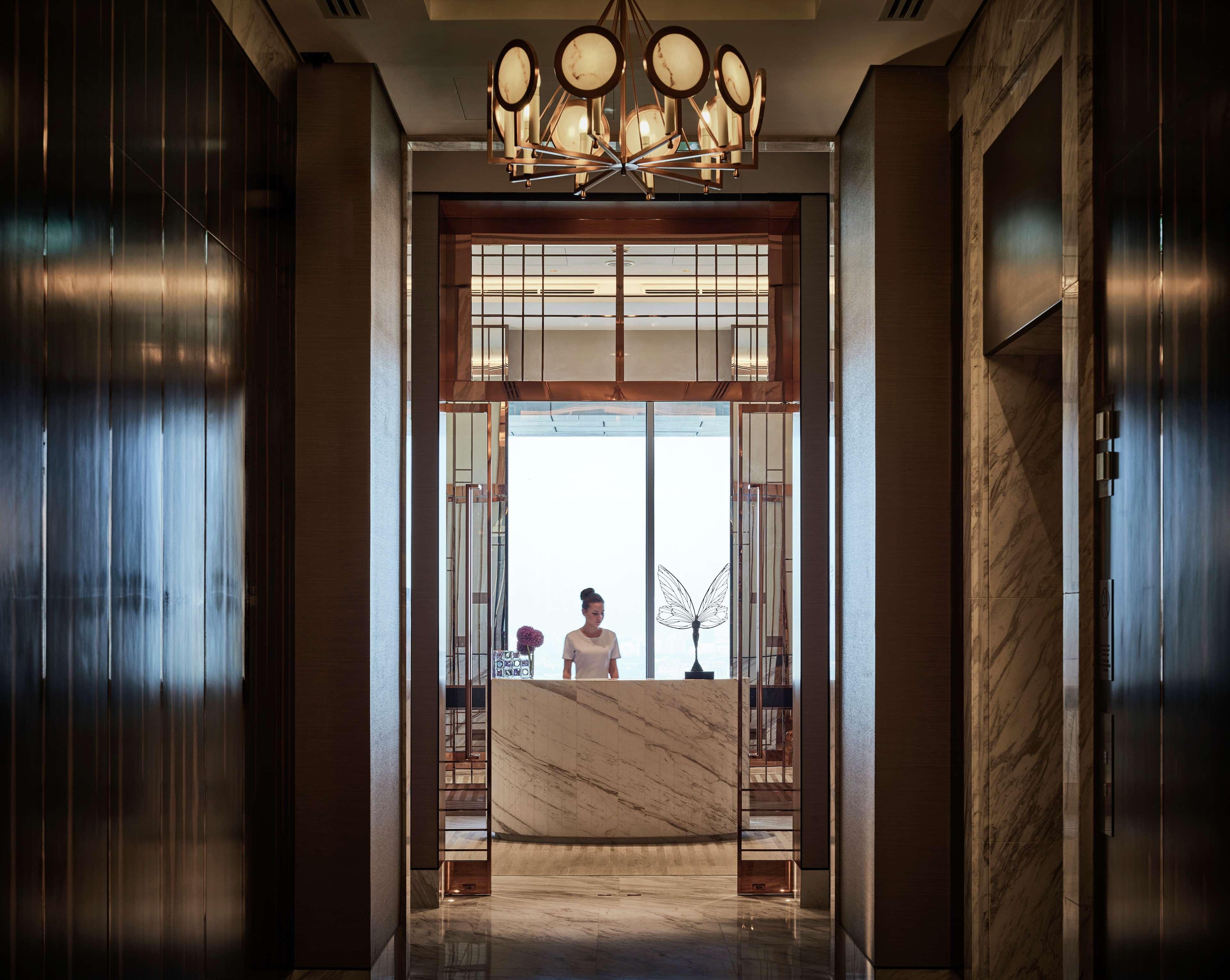 Waldorf Astoria Dubai International Financial Centre Hotell Exteriör bild The Concierge