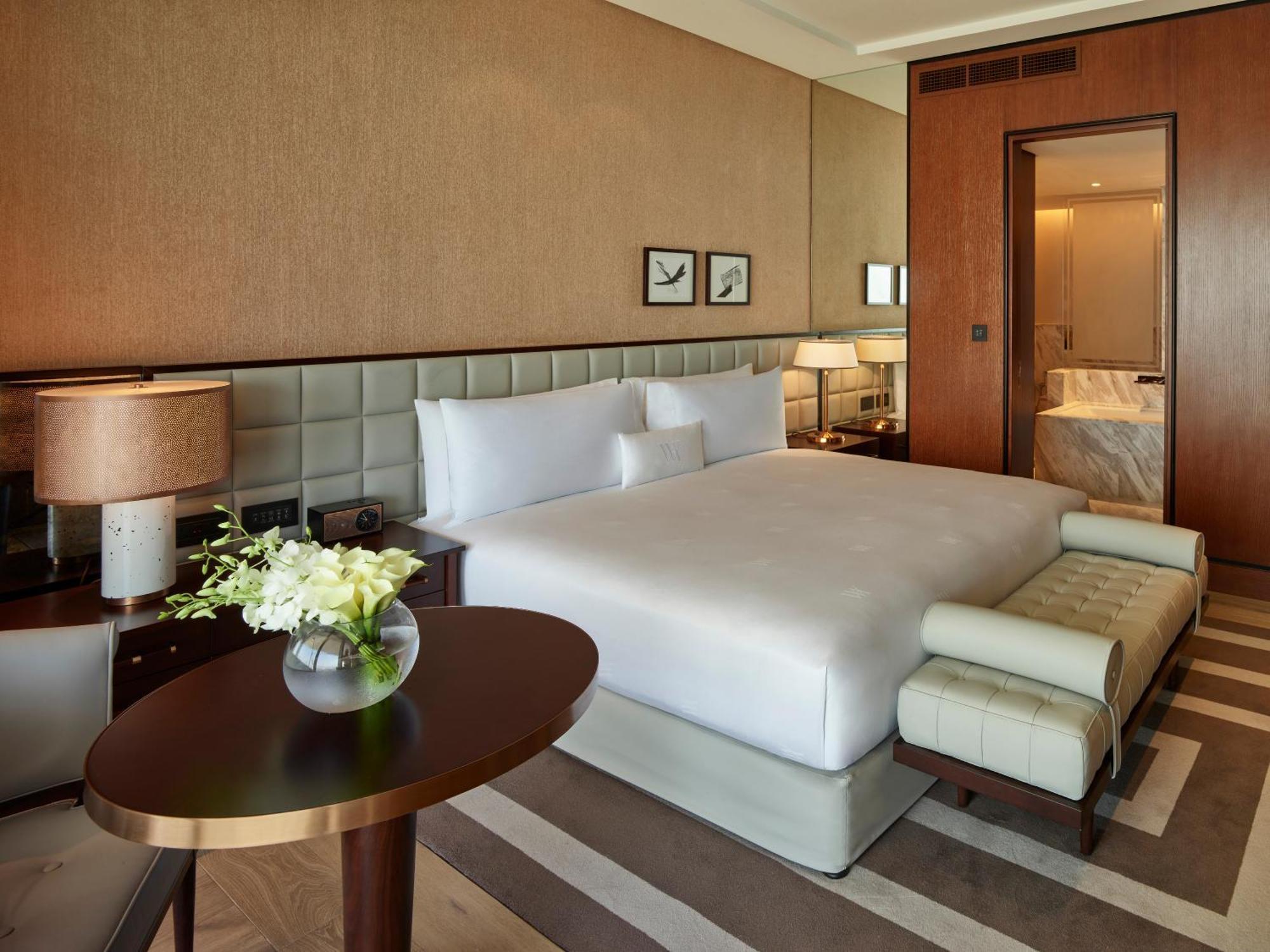 Waldorf Astoria Dubai International Financial Centre Hotell Exteriör bild A bedroom at the hotel