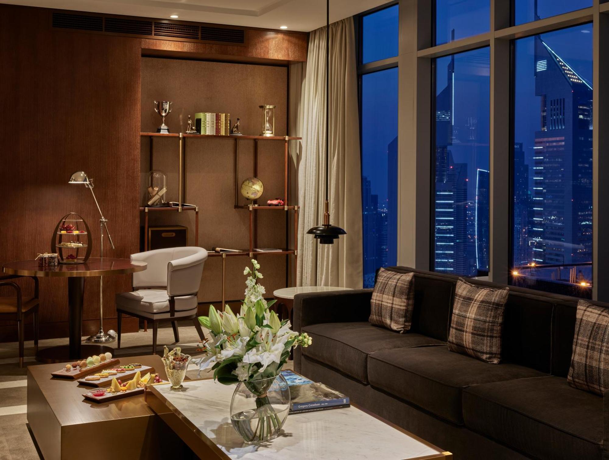 Waldorf Astoria Dubai International Financial Centre Hotell Exteriör bild The living room of a suite at the Ritz-Carlton, Dubai
